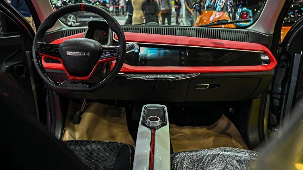 Bên trong Pocco MM là không gian nội thất phối 2 màu. Trong đó, màu đỏ xuất hiện trên mặt táp-lô, hai bên cửa và vô lăng của xe