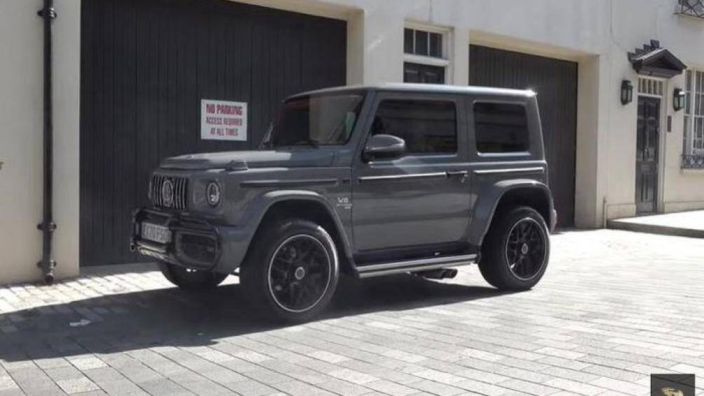 Đây là bản độ độc đáo, bổ sung bộ body kit Brabus 800 cho chiếc Jimny thông thường, mang lại cho nó một vẻ ngoài hầm hố, mạnh mẽ