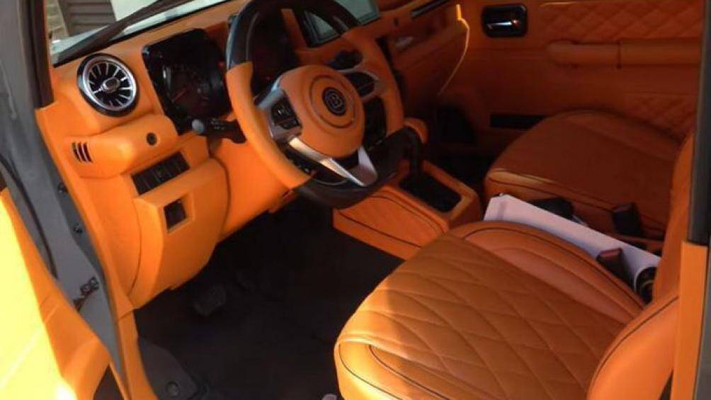 Toàn bộ nội thất của chiếc Suzuki Jimny giá rẻ ban đầu đều đã được thay thế bằng các phụ tùng Brabus độ riêng để khiến nó trở nên sang trọng hơn