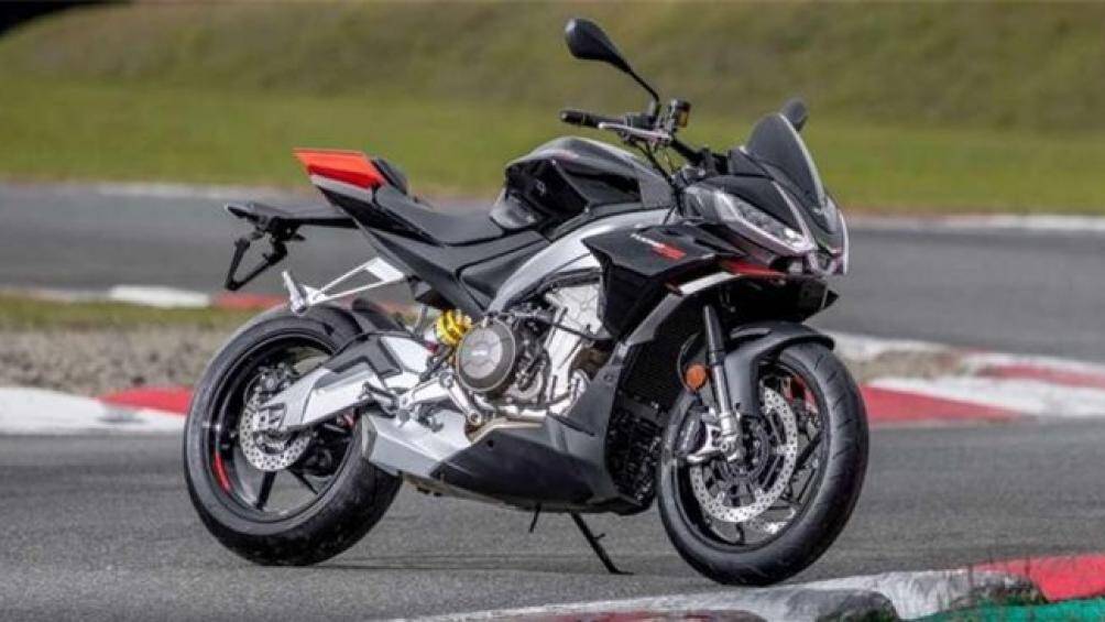 Chỉ 1 năm sau khi chiếc Aprilia Tuono 660 ra mắt, phiên bản Tuono 660 Factory dành cho người mê tốc độ đã được trình làng