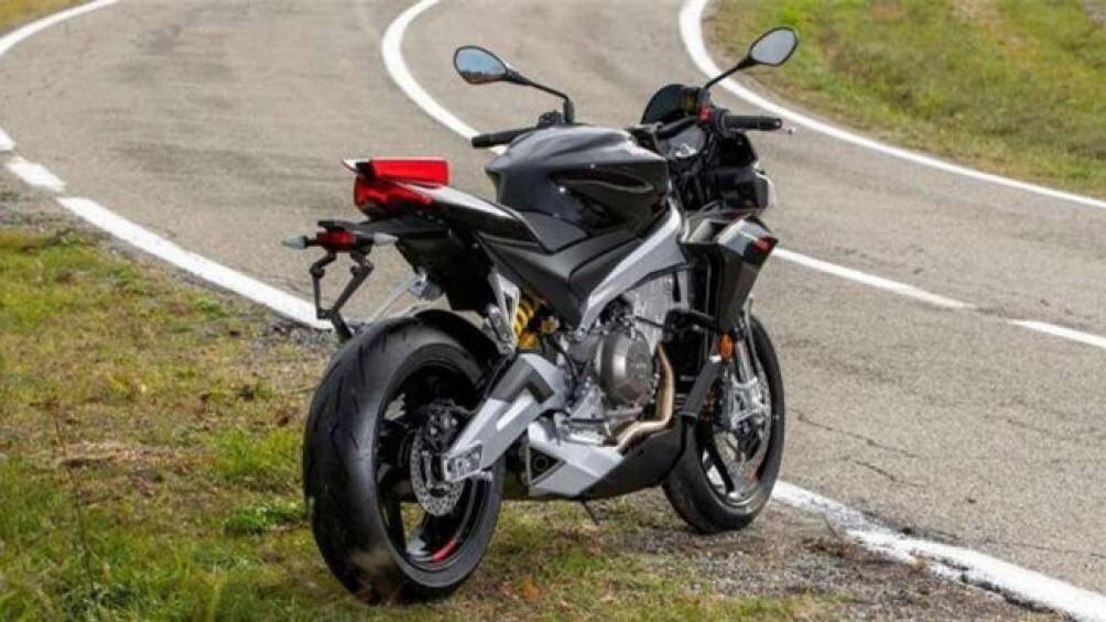 Tuono 660 Factory được trang bị động cơ xi lanh đôi song song 659cc, được tăng thêm 5 mã lực đẩy công suất cực đại lên tới 100 mã lực