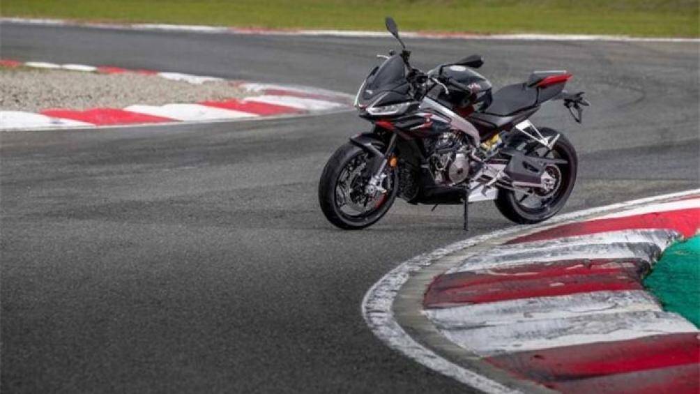 Tên phía sau "Factory" là để chỉ phiên bản có thông số kỹ thuật cao hướng đến mục đích thể thao nhiều hơn