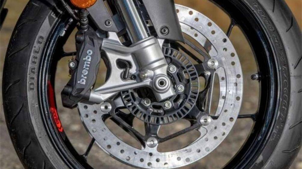 Bánh xe kích thước 17 inch được trang bị lốp trước 120/70 và lốp sau 180/55, ngoài ra còn có thêm lựa chọn 180/60 cao hơn