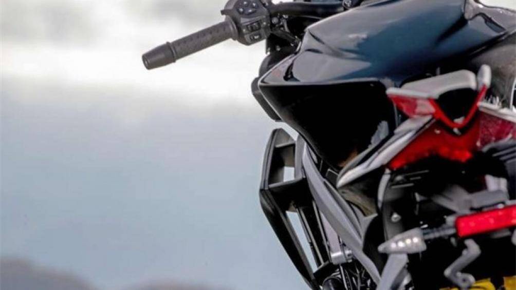 Đèn pha LED sử dụng chức năng uốn cong ánh sáng với DRL, cho phép điều chỉnh góc của ánh sáng để phù hợp với góc chiếu khi vào cua