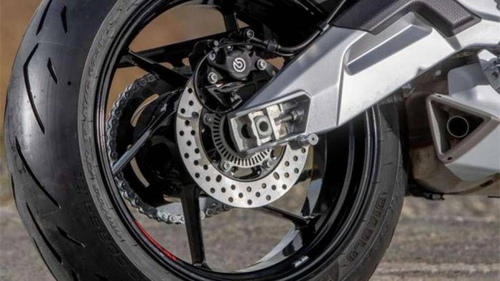 Hơn nữa, Tuono 660 Factory còn được giảm trọng lượng, bộ pin lithium-ion góp phần giảm 2kg xuống còn 181 kg