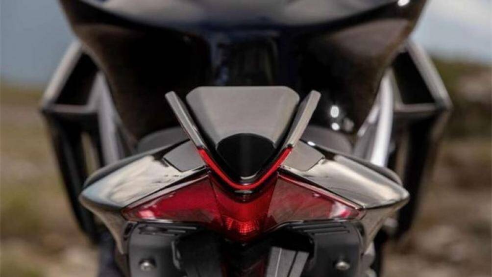 Chiều cao yên được thiết lập ở mức 820 mm như trên chiếc Tuono 660, dung tích bình xăng vẫn giữ nguyên 15L