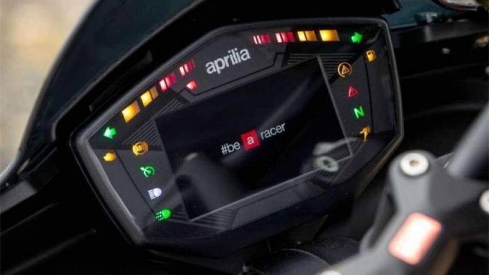 Tuono 660 Factory có 5 chế độ lái có thể tùy chỉnh, một số tính năng an toàn khác trên xe như kiểm soát lực kéo, kiểm soát bánh xe, ABS khi vào cua