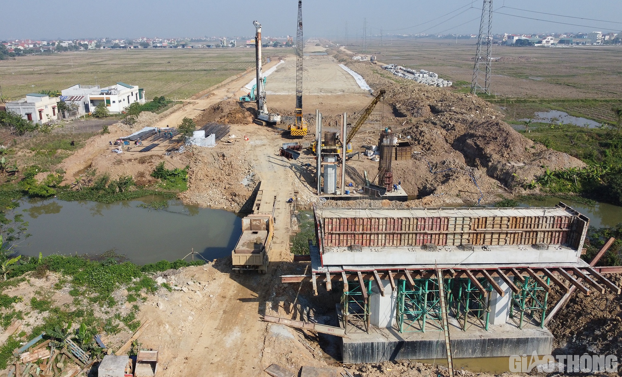 Các cây cầu trên tuyến cao tốc cũng đang được đơn vị thi công đẩy nhanh tiến độ, gấp rút hoàn thành. Trong hình là công nhân đang thi công hầm Nguyên Thượng, thuộc gói thầu số 4, Dự án thành phần Nghi Sơn - Diễn Châu.