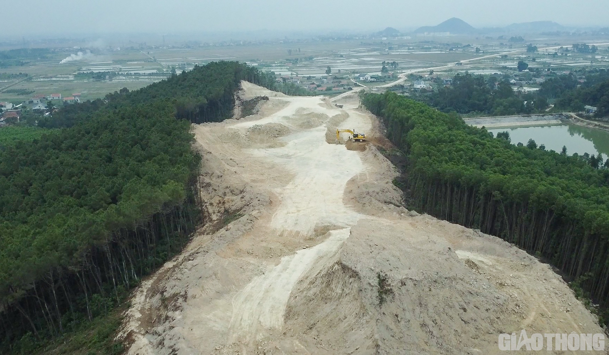 Chỉ sau một thời gian thi công ngắn, một tuyến đường cao tốc hiện đoạn qua địa bàn tỉnh Nghệ An đang dần thành hình.