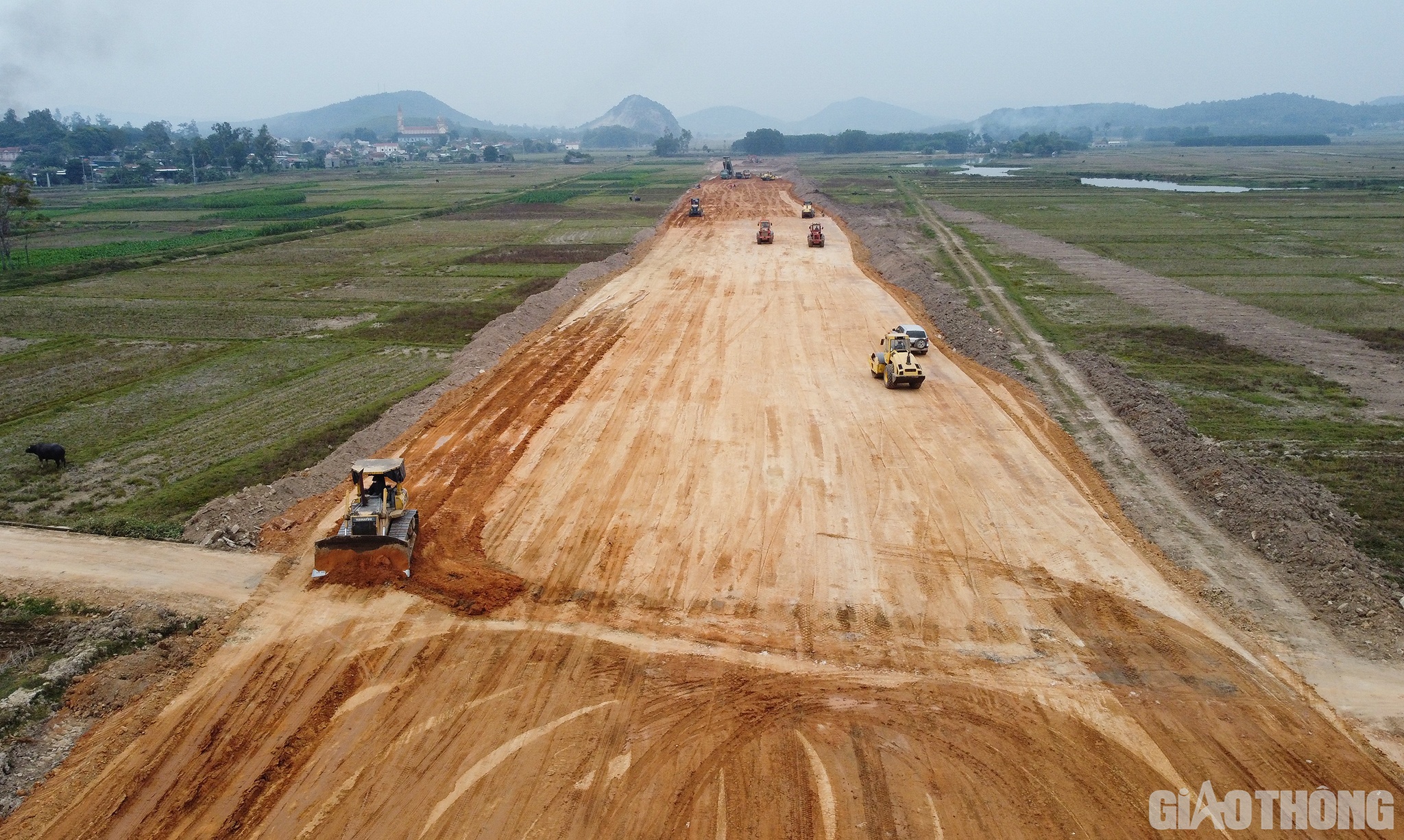 Dự án đầu tư xây dựng đường bộ cao tốc Bắc - Nam phía Đông giai đoạn 2017 - 2020 đi qua tỉnh Nghệ An dài 87,84km, thuộc 2 dự án thành phần đoạn Nghi Sơn - Diễn Châu và dự án thành phần đoạn Diễn Châu - Bãi Vọt. Công trình đi qua địa bàn TX. Hoàng Mai và 5 huyện: Quỳnh Lưu, Yên Thành, Diễn Châu, Nghi Lộc, Hưng Nguyên.