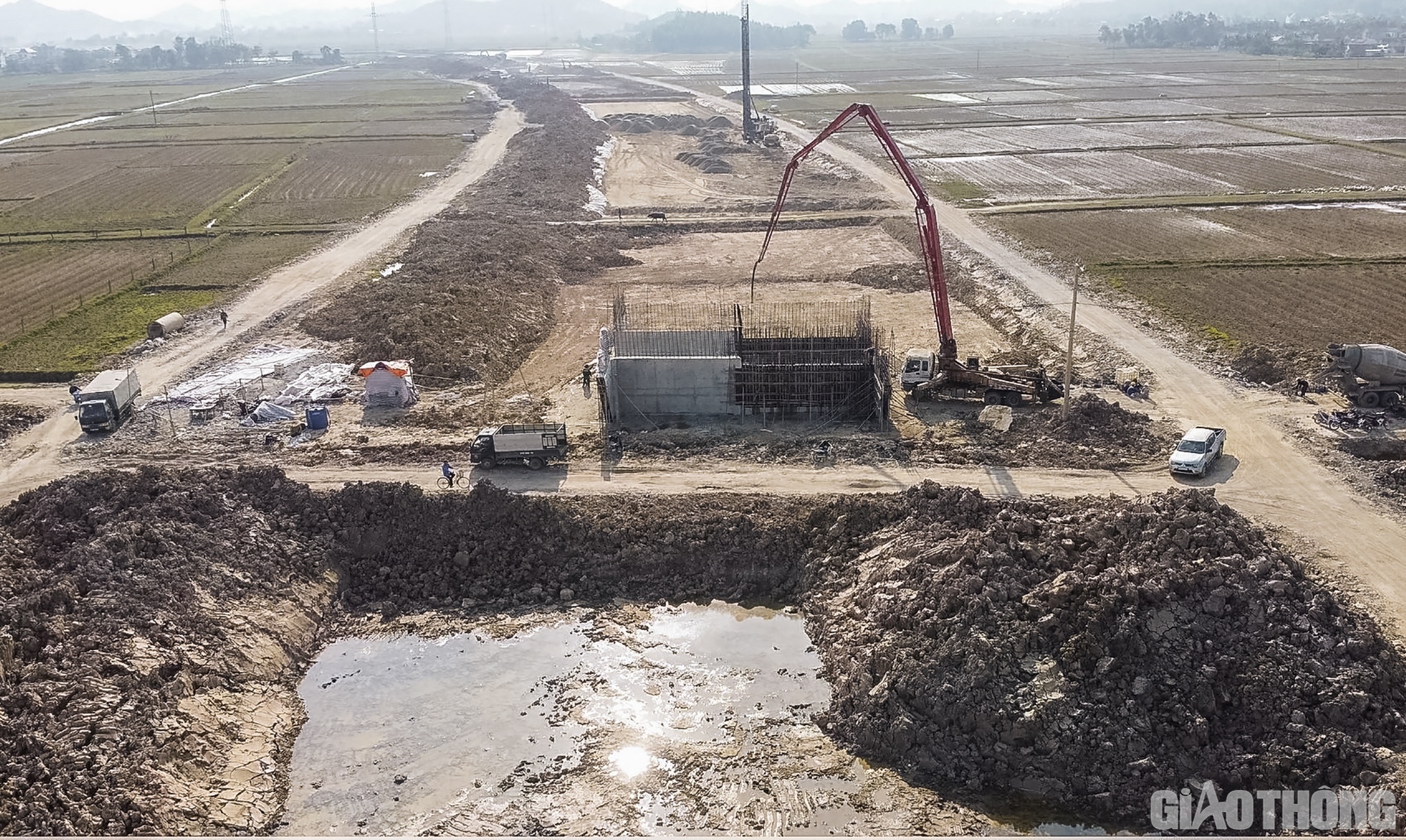 Theo thiết kế, giai đoạn hoàn chỉnh quy mô gồm 6 làn xe, bề rộng nền đường 32,25m, vận tốc thiết kế 100 - 120 km/h. Giai đoạn phân kỳ quy mô 4 làn xe, bề rộng nền đường là 17m, tốc độ 80km/h.