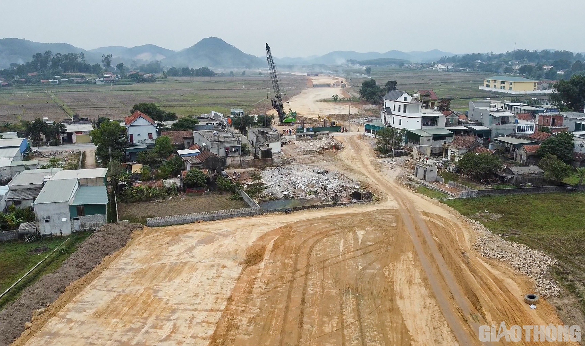 Theo ông Hoàng Nghĩa Hiếu - Phó Chủ tịch UBND tỉnh Nghệ An cho biết: Hiện nay công tác GPMB dự án đi qua địa bàn tỉnh Nghệ An cơ bản hoàn thành, chỉ còn một đoạn ngắn đang vận động người dân đồng thuận, nếu không sẽ tổ chức bảo vệ thi công để bàn giao mặt bằng cho nhà thầu. Về mỏ đất, tỉnh Nghệ An đã cấp 19 giấy phép với trữ lượng 29,25 triệu m3.