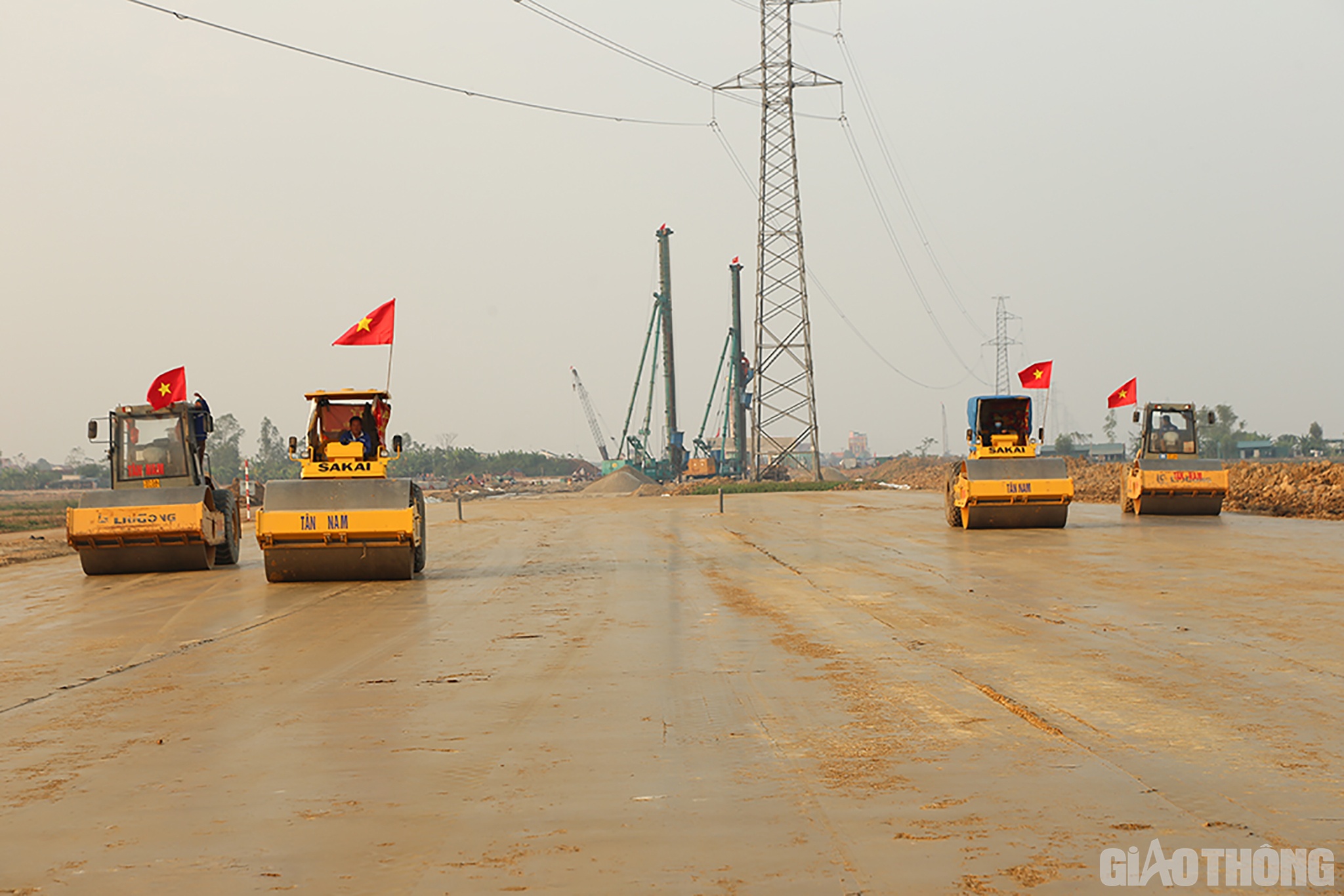Công tác GPMB cơ bản hoàn, tranh thủ thời tiết thuận lợi, các nhà thầu huy động tối đa nhân lực, máy móc, thiết bị đẩy nhanh tiến độ.