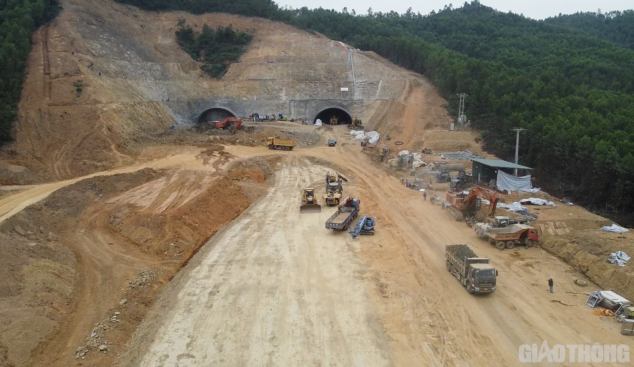 Ông Phạm Văn Minh - Phó Giám đốc Ban QLDA 6 cho biết: Tính đến đầu tháng 12/2021, riêng tại 4 gói xây lắp của dự án thành phần Nghi Sơn - Diễn Châu, 4 liên danh nhà thầu đang đồng loạt triển khai gần 40 mũi thi công với hơn 600 kỹ sư công nhân cùng gần 300 máy móc các loại. Sản lượng ước đạt 7% giá trị hợp đồng, cơ bản đáp ứng yêu cầu kế hoạch đề ra.