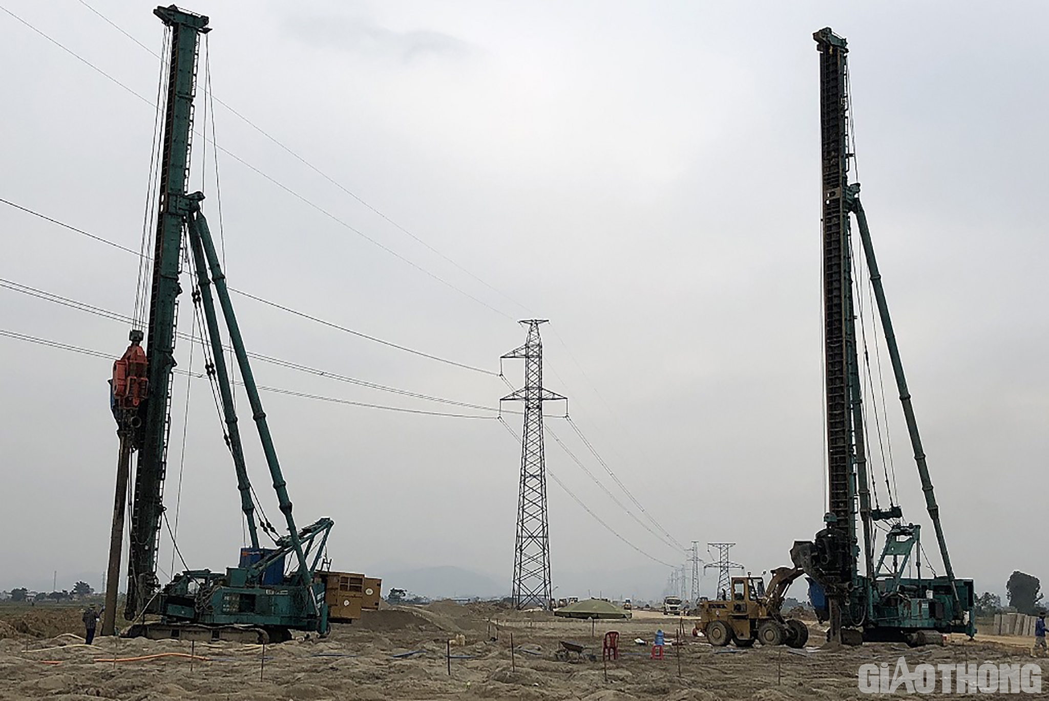 Để xử lý đất yếu, đơn vị thi công phải khoan đóng cọc cát. Tại tại công trường gói thầu 3 và 4 Dự án thành phần Nghi Sơn - Diễn Châu đang có 6 máy đóng giếng cát và 1 máy cắm bấc để xử lý tổng chiều dài 639.000m giếng cát và 370.000m bấc thấm.