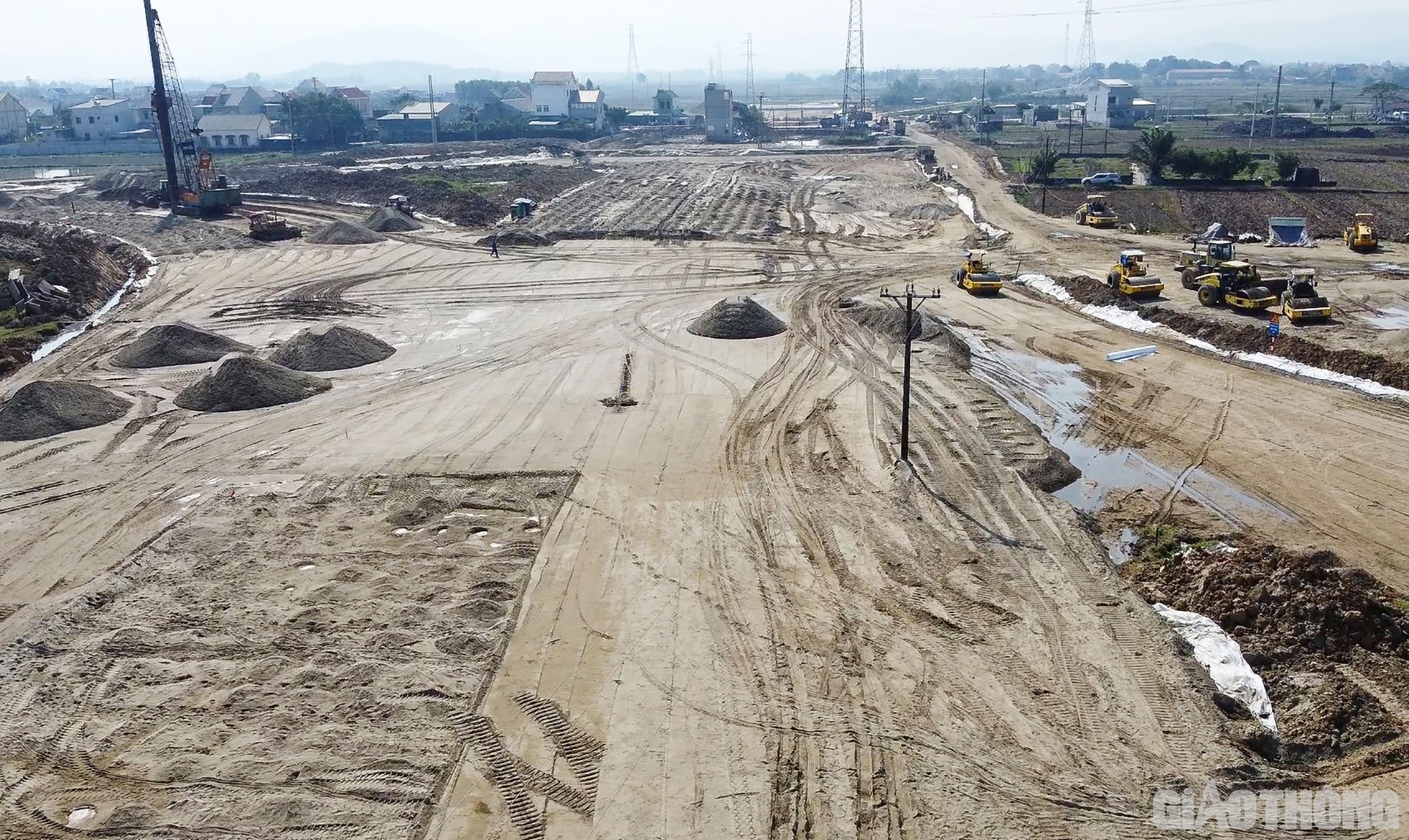 Do tuyến đường đi qua nhiều vùng đồng ruộng, ao hồ nhiều nên diện tích phải xử lý đất yếu là rất lớn. Trong hình là cảnh nhà thầu thi công thay đất để xử lý nền đất yếu tại nút giao Quỳnh Lưu thuộc gói thầu số 3, Dự án thành phần Nghi Sơn - Diễn Châu.