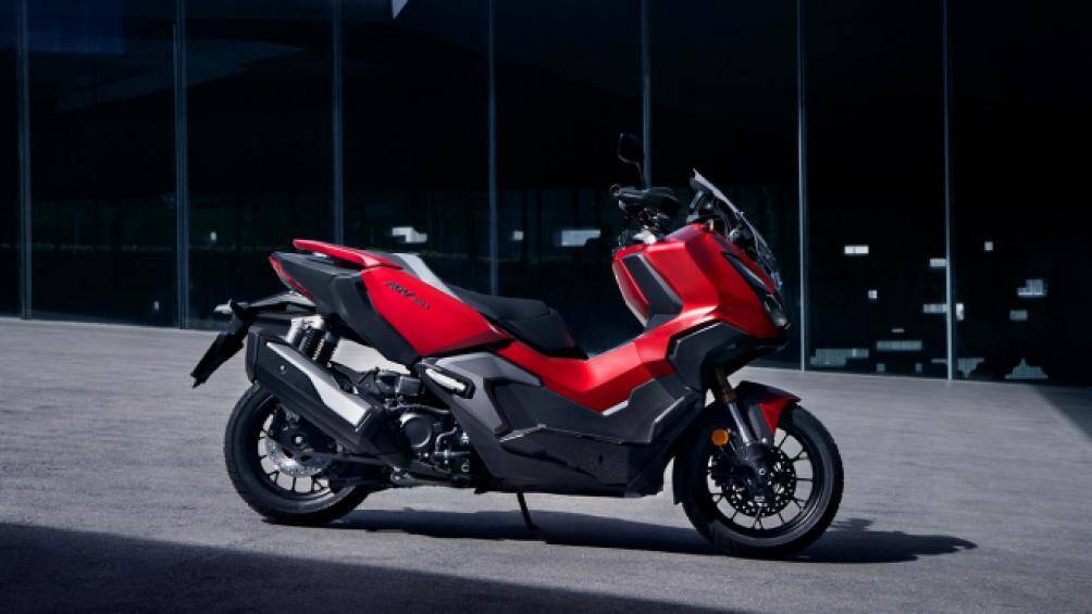 ADV 350 được trang bị sẵn ốp chắn bảo vệ tay lái, hộc đồ trước tích hợp cổng sạc USB, hệ thống khóa thông minh Smart Key