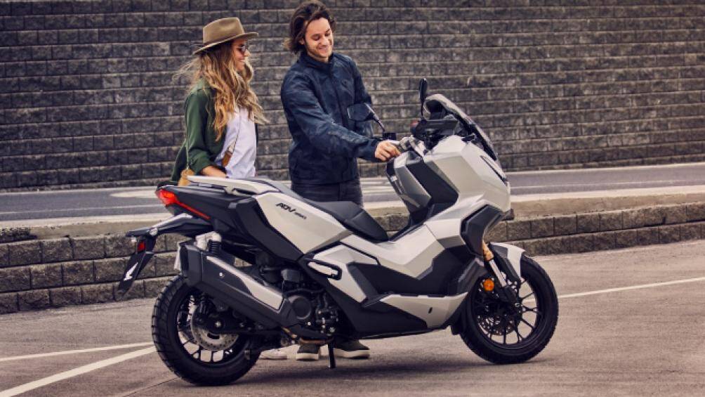 Ngoại hình của ADV 350 là sự kết hợp giữa sự đồ sộ của X-ADV 750 cùng đường nét thiết kế của ADV 150