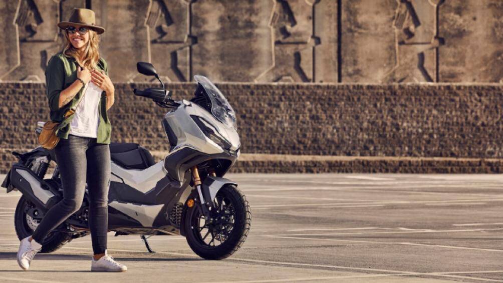 Phía trên là kính chắn gió có độ cao vừa phải, đủ để che lấy cụm đồng hồ và ngăn gió tạt vào người lái