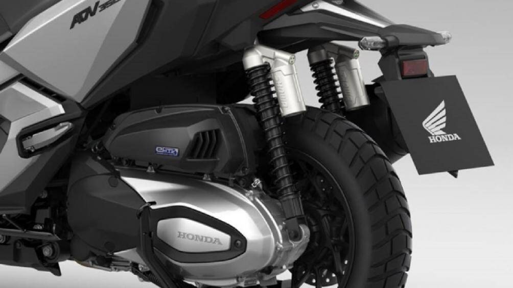 Một trang bị khác khá cao cấp trên Honda ADV 350 chính là hệ thống treo với phuộc trước hành trình ngược, giảm xóc đôi phía sau có thêm bình dầu phụ