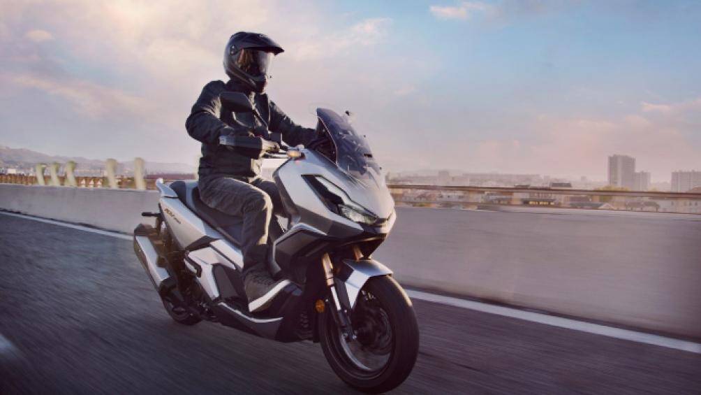 Yên xe là dạng yên liền một mảnh, nhưng được phân thành hai tầng khá rõ rệt nhằm tạo nên sự thoải mái cho người lái và người ngồi sau