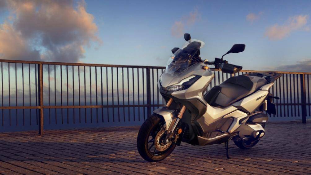 Phần đầu xe khá tròn trịa, đi kèm là cụm đèn pha bố trí gọn gàng với cặp đèn pha LED cùng hai dải LED định vị ấn tượng