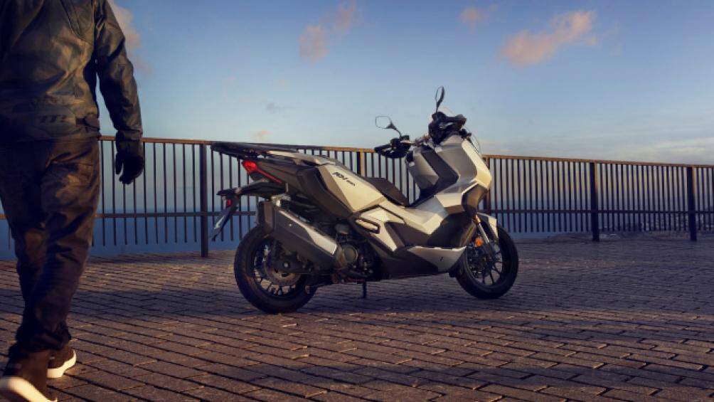 Đáng chú ý nhất là đồng hồ LCD tích hợp tính năng kết nối điện thoại thông minh, có thể điều khiển bằng giọng nói