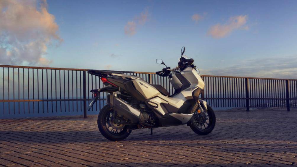 Thân và đuôi xe Honda ADV 350 mang vẻ cơ bắp, cứng cáp nhờ thiết kế hình khối ăn khớp với nhau, phù hợp với phong cách Adventure của xe