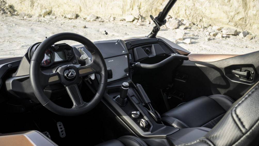 Bảng táp lô của xe được cấu hình tối giản, cắt bỏ phần lớn các chi tiết và chỉ để lại đồng hồ đo thông số đơn giản