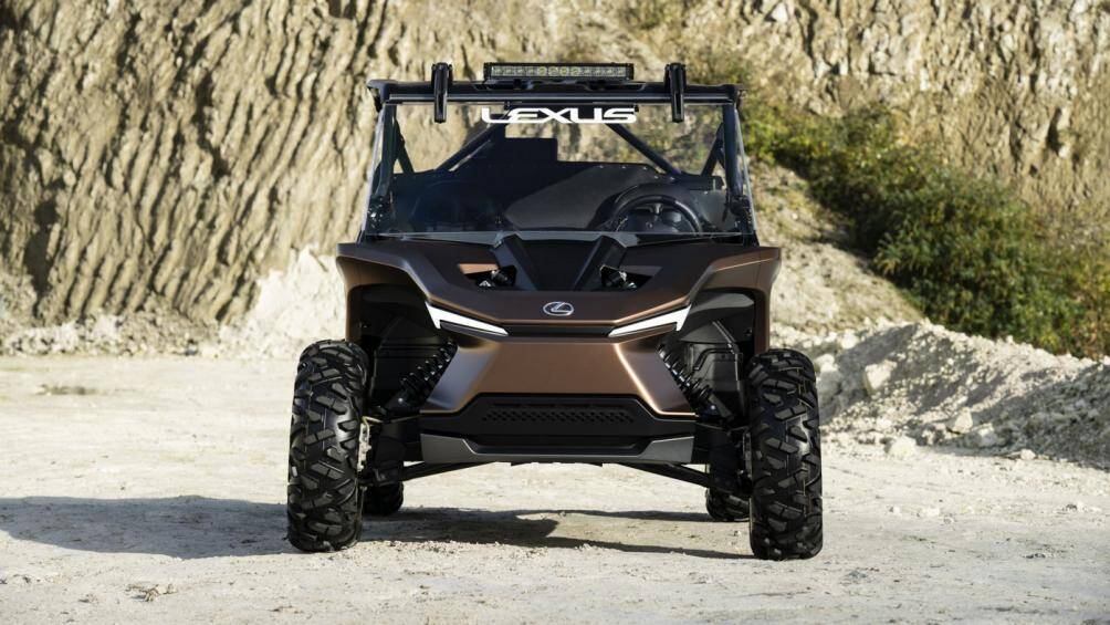 Nhiều chi tiết trong khoang nội thất được làm bằng chất liệu carbon nhằm cắt giảm trọng lượng tổng thể của xe