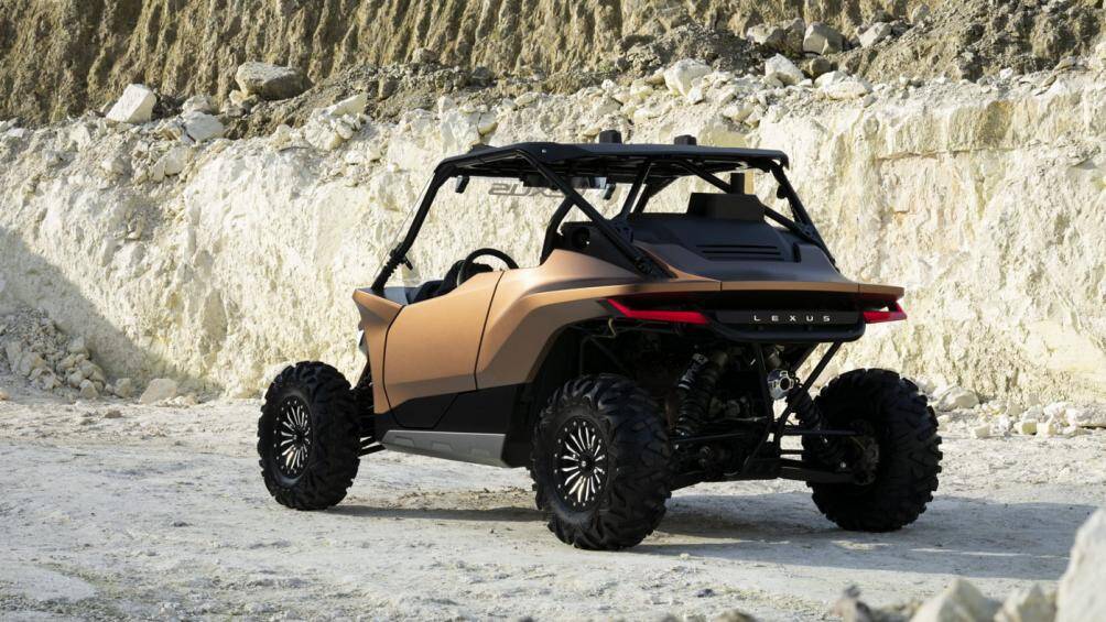 Ngoại thất của xe được sơn màu nâu satin làm nổi bật những đường nét thiết kế độc đáo của mẫu xe địa hình