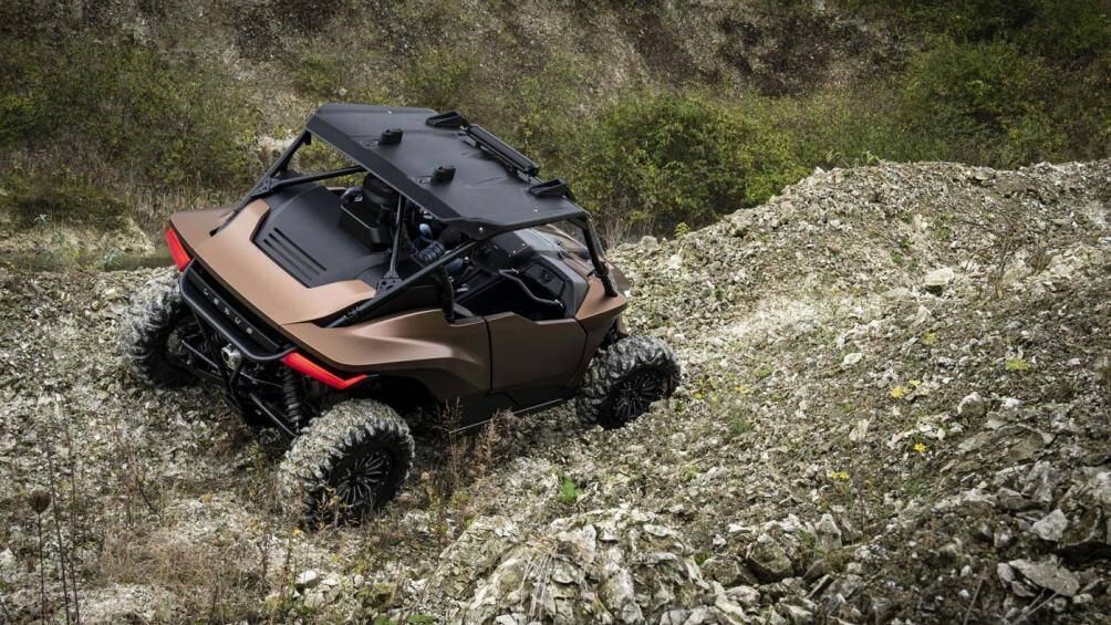 Hệ thống treo cỡ lớn, linh hoạt cùng vỏ hệ thống treo được kết nối với các bình hydro áp suất cao phía sau để bảo vệ các bộ phận chức năng của xe