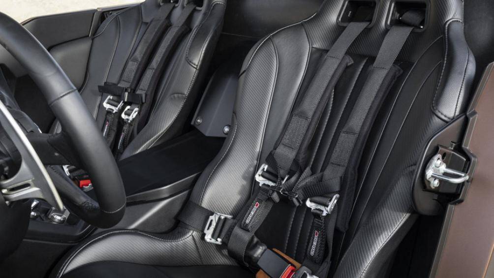 Bên trong, hai ghế ngồi của xe được trang bị hệ thống treo tích hợp để tạo sự thoải mái cho người ngồi và được bọc bằng chất liệu da