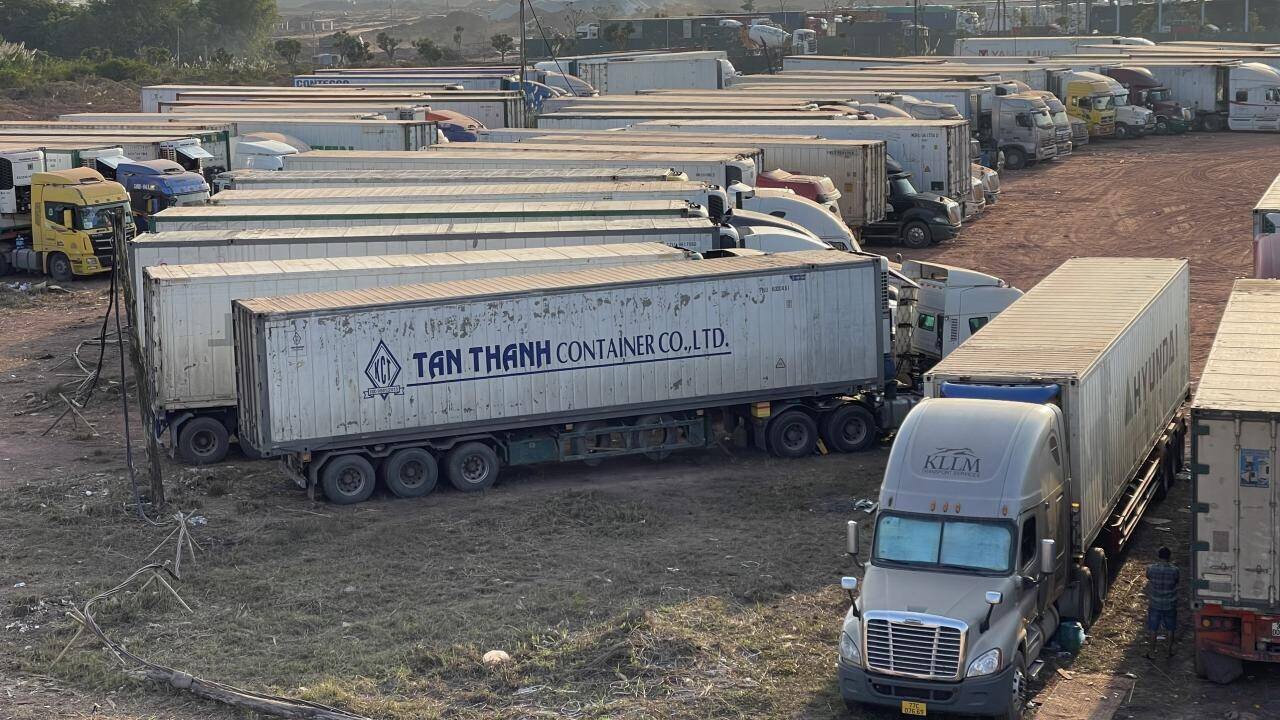 Ngày 14/12, Cửa khẩu quốc tế Móng Cái vẫn đang tồn hàng nghìn container hàng hóa đông lạnh, chủ yếu là nông sản, thủy sản chờ xuất sang Trung Quốc.
