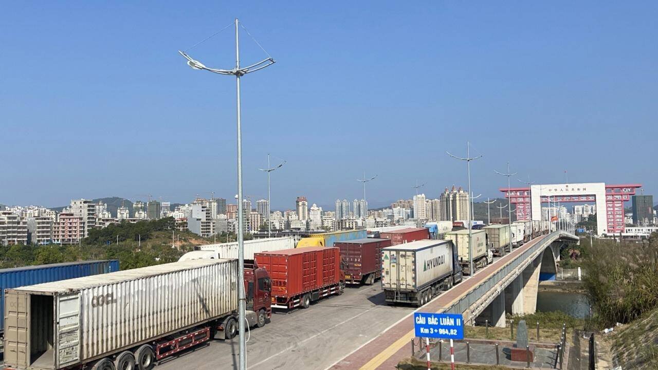 Theo đó, các doanh nghiệp tại Móng Cái đã thống nhất giảm giá thuê lưu container, lưu xe, xuống mức thuê 100.000 đồng/container/ngày. Đây là mức thấp hơn nhiều so với dịch vụ thuê ở các tỉnh khác.