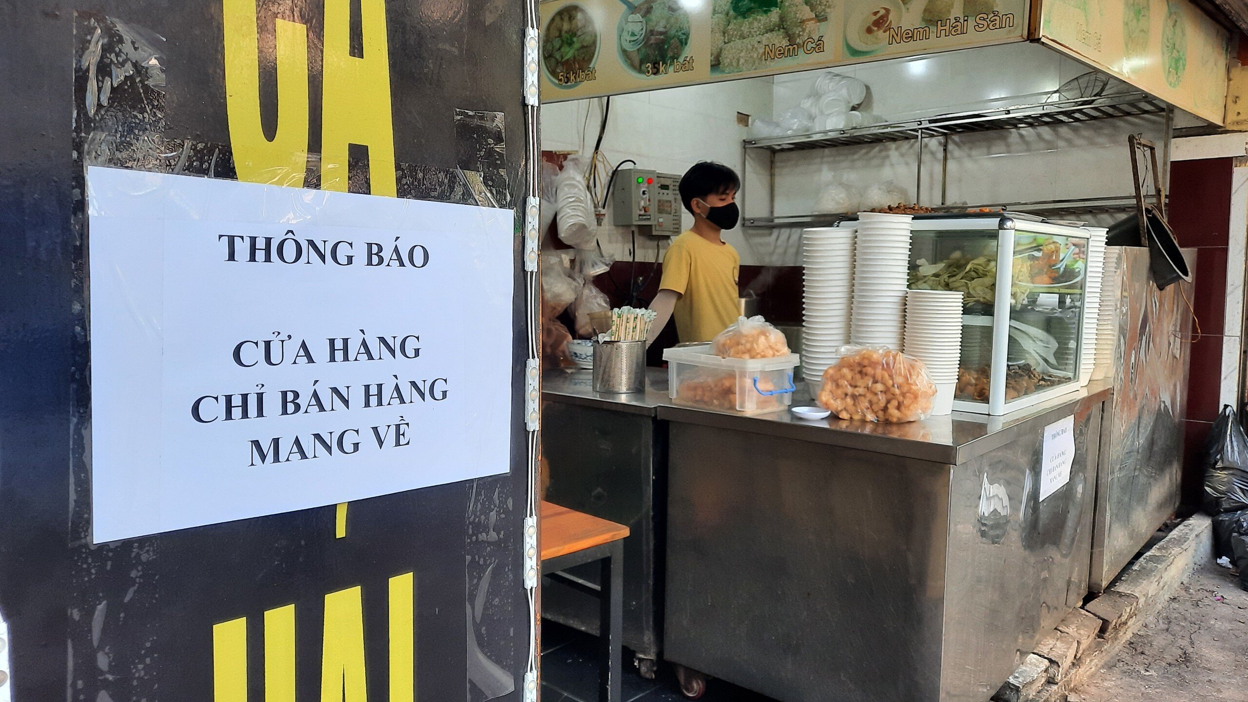Như Báo Giao thông đã thông tin, từ 12h trưa hôm qua (13/12), nhà hàng, cơ sở kinh doanh dịch vụ ăn uống trên địa bàn quận Đống Đa chỉ được phép bán hàng mang về và phải đóng cửa trước 21h hàng ngày...