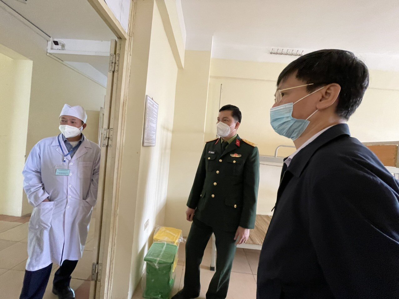 Trong công văn hoả tốc, ngoài việc yêu cầu dừng bán hàng ăn tại chỗ, quận Đống Đa còn giao UBND 21 phường duy trì chế độ ứng trực thường xuyên, tăng cường hoạt động của các Tổ Covid cộng đồng. Đồng thời, tuyên truyền, vận động người dân không ra khỏi nhà khi không cần thiết và tuân thủ các biện pháp phòng, chống dịch. Hiện nay quận Đống Đang được đã chuyển sang cấp độ 3 - màu cam, nguy cơ cao.
