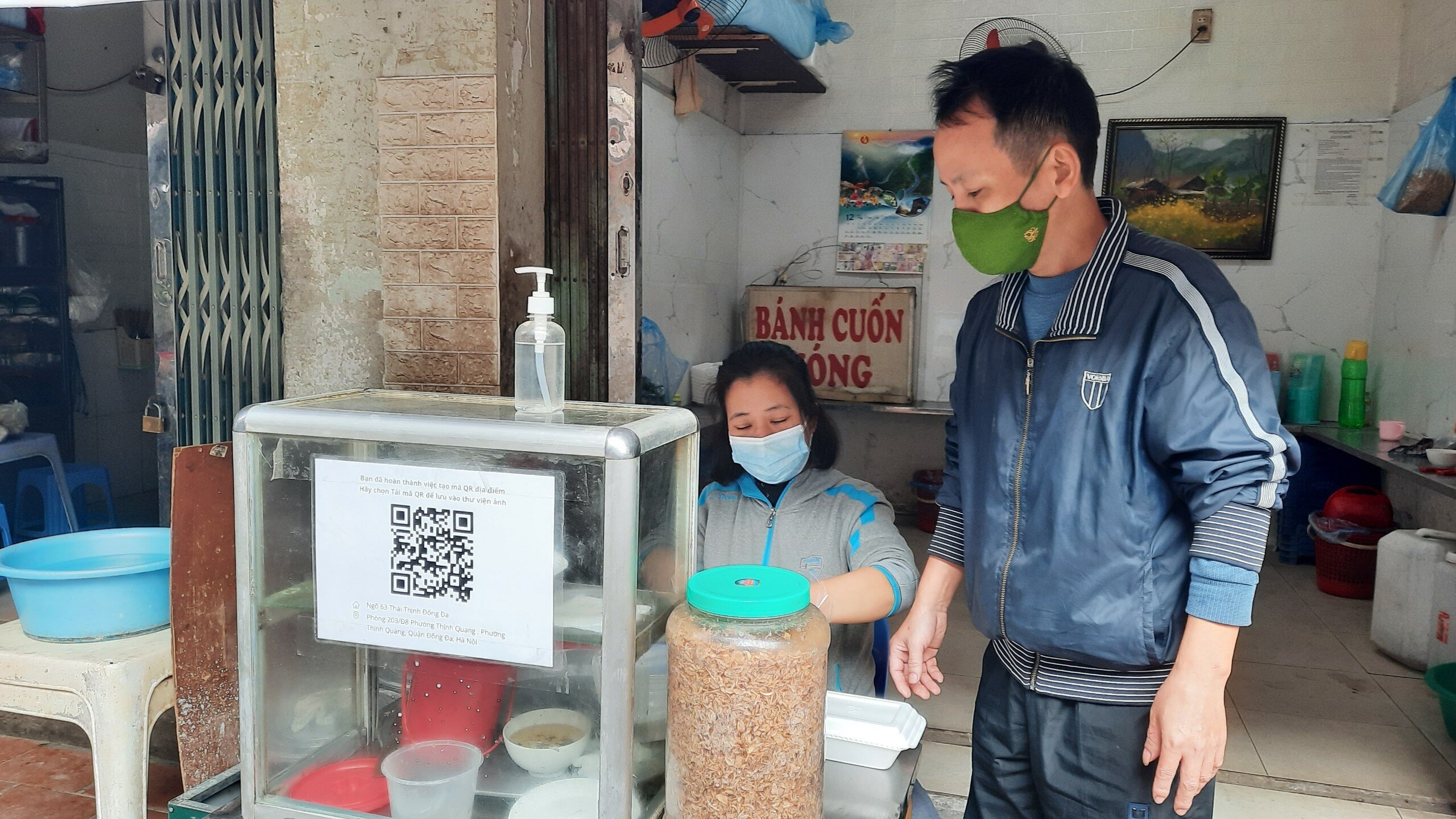 Sáng nay (14/12), ghi nhận thực tế của PV Báo Giao thông, các nhà hàng, quán ăn trên địa bàn Quận Đống Đa đã tuân thủ nghiêm việc dừng phục vụ khách ăn tại chỗ.