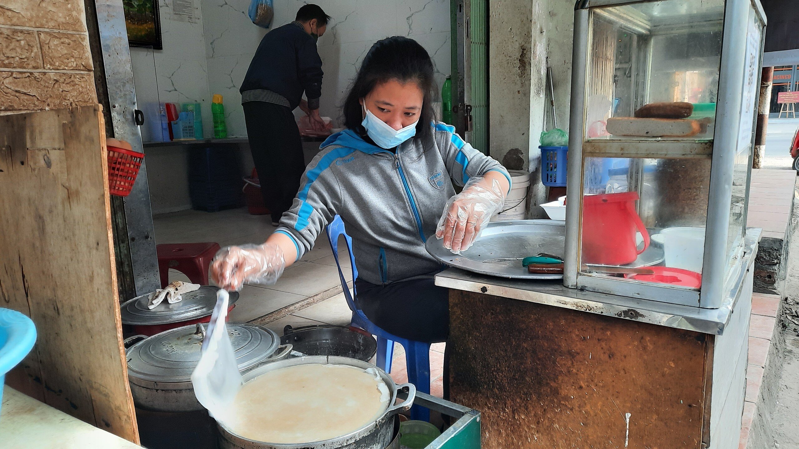 Chị H. - chủ cửa hàng bánh cuốn trên phố Thái Thịnh cho biết, sau khi có thông báo của chính quyền về việc chỉ cho bán hàng mang về, cửa hàng chị đã nghiêm chỉnh chấp hành.