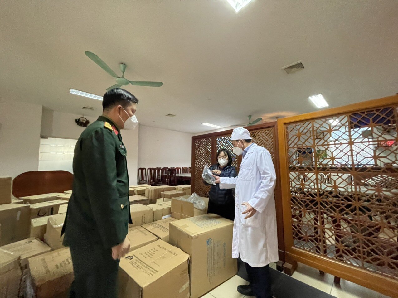 Đại diện Ban chỉ huy quân sự quận Đống Đa cho biết, toà nhà có 11 tầng, mỗi tầng có 25 phòng, trong đó có 2 phòng cách ly đặc biệt trong trường hợp bệnh nhân chuyển nặng sẽ là nơi xử lý, cấp cứu.