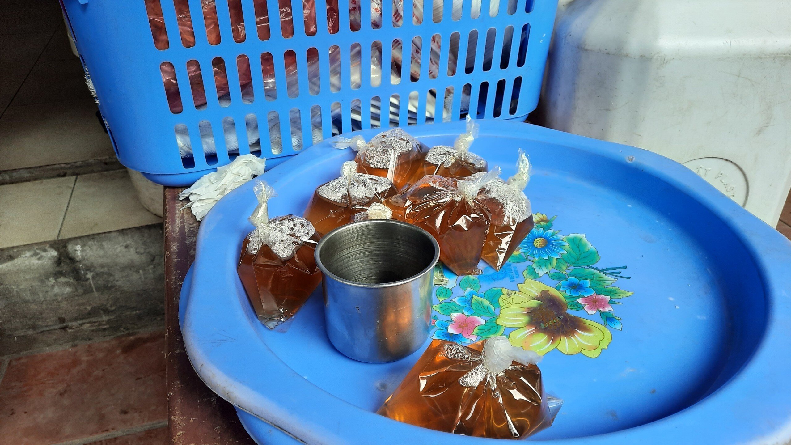 "Để quá trình bán mang về diễn ra nhanh chóng, tránh tụ tập đông người khi nhiều khách đến mua, nhà tôi đã chuẩn bị sẵn mắm chấm để khi khách mua và mang về được ngay", chị H., cho biết.