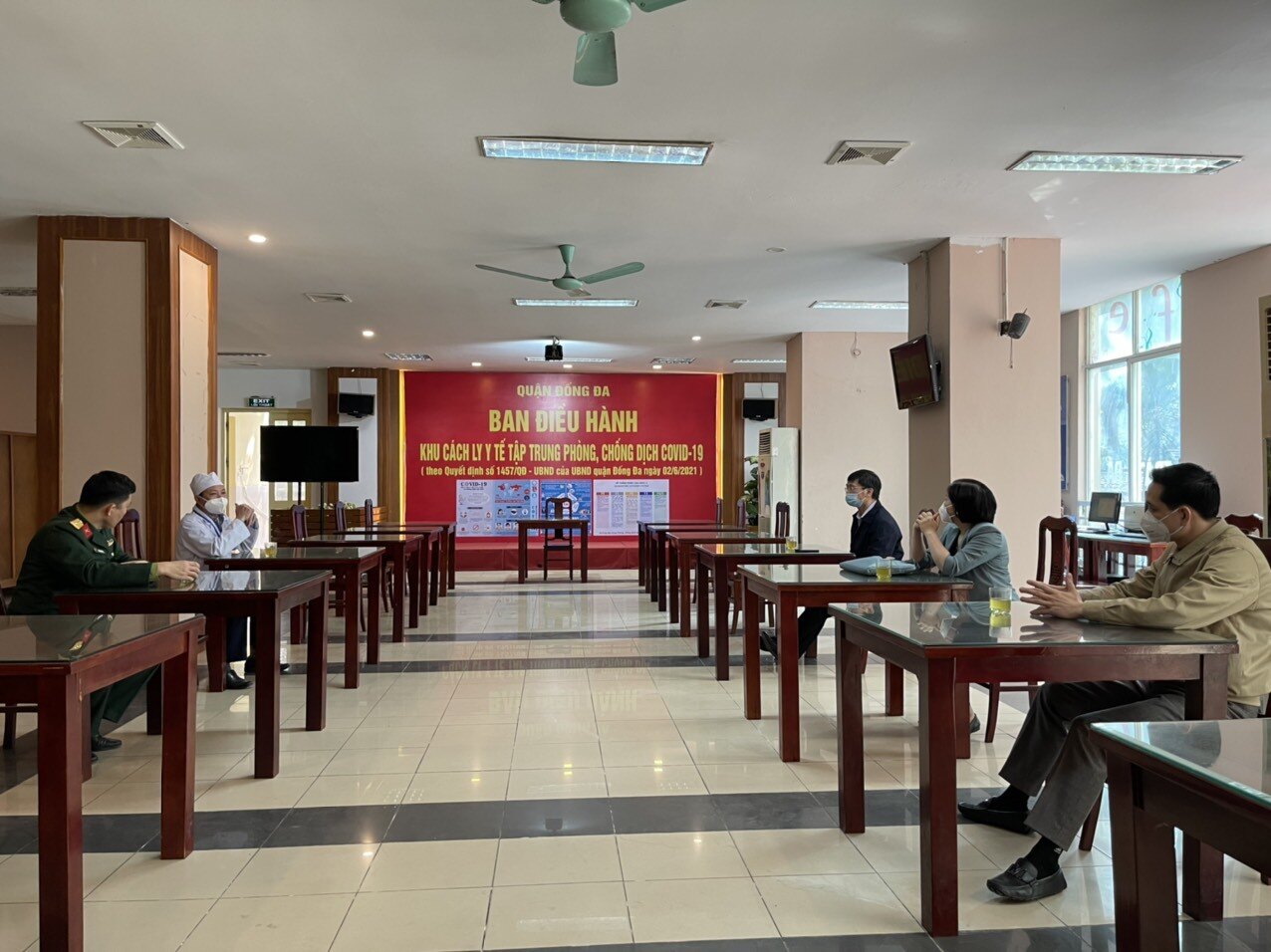 Tại cuộc họp Ban điều hành Ký túc xá Đại học Thuỷ lợi, ông Nguyễn Hoàng Giáp, Phó chủ tịch UBND quận Đống Đa nêu rõ những phương án trọng tâm trong phòng chống dịch, chuẩn bị thật tốt cho các khu điều trị.