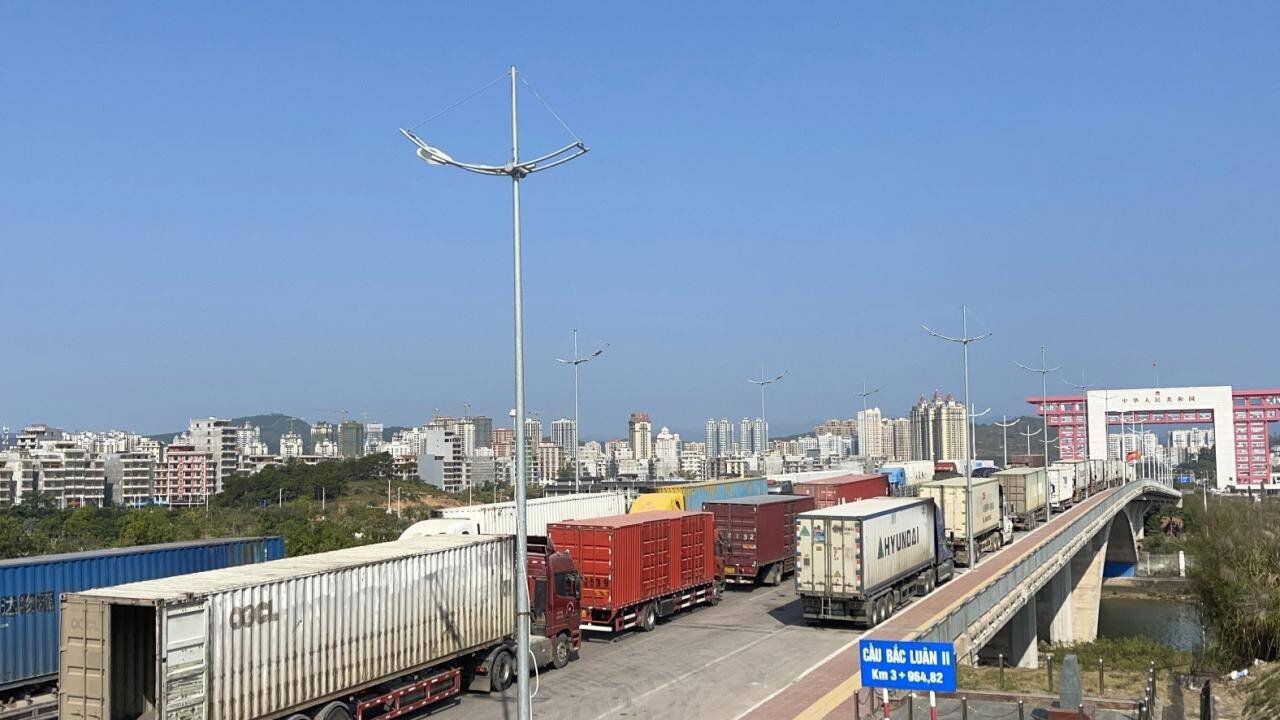 Trong khi đó, lượng xe hàng của Trung Quốc lưu kho tại các bến trên địa bàn TP Móng Cái (Quảng Ninh) cũng khoảng 300 xe/ngày. Thực trạng này khiến cho lượng xe container tồn ở các bến, bãi lưu hàng quanh cửa khẩu Bắc Luân II quá tải. Riêng tại cửa khẩu này hiện có hơn 400 xe container đang tồn, còn cảng cạn Thành Đạt thì hiện có tới trên 1.000 xe chở hàng đông lạnh bị ùn ứ.