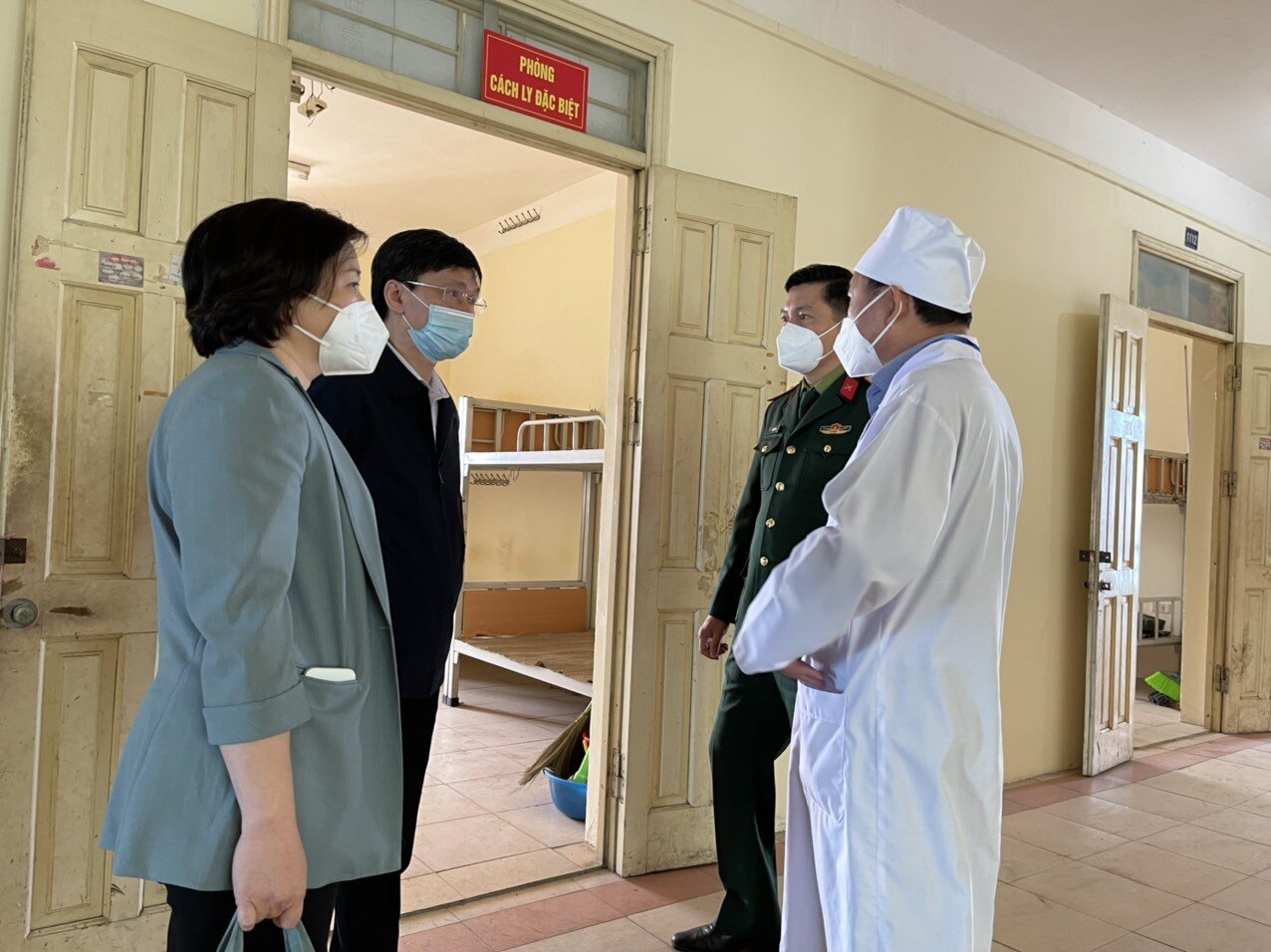 Ngay sau đó, lực lượng chức năng quận Đống Đa kiểm tra trực tiếp các phòng điều trị cho bệnh nhân F0. Ban đầu tại đây tiếp đón 50 bệnh nhân sau đó sẽ tăng công suất dần dần tối đa phủ kín 600 giường bệnh.