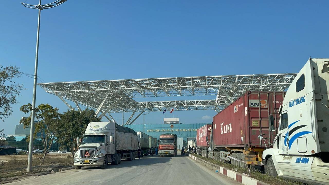 Ở khu vực làm thủ tục xuất khẩu, các xe container xếp hàng ken cứng, chật như nêm. Hiện UBND tỉnh Quảng Ninh cùng các lực lượng tại cửa khẩu cũng đã điện đàm đề nghị nước bạn tạo điều kiện thuận lợi gia tăng thêm số lượng container được thông quan cho một số cửa khẩu trên địa bàn như: Móng Cái; Bắc Phong Sinh (huyện Hải Hà); Hoành Mô (huyện Bình Liêu).