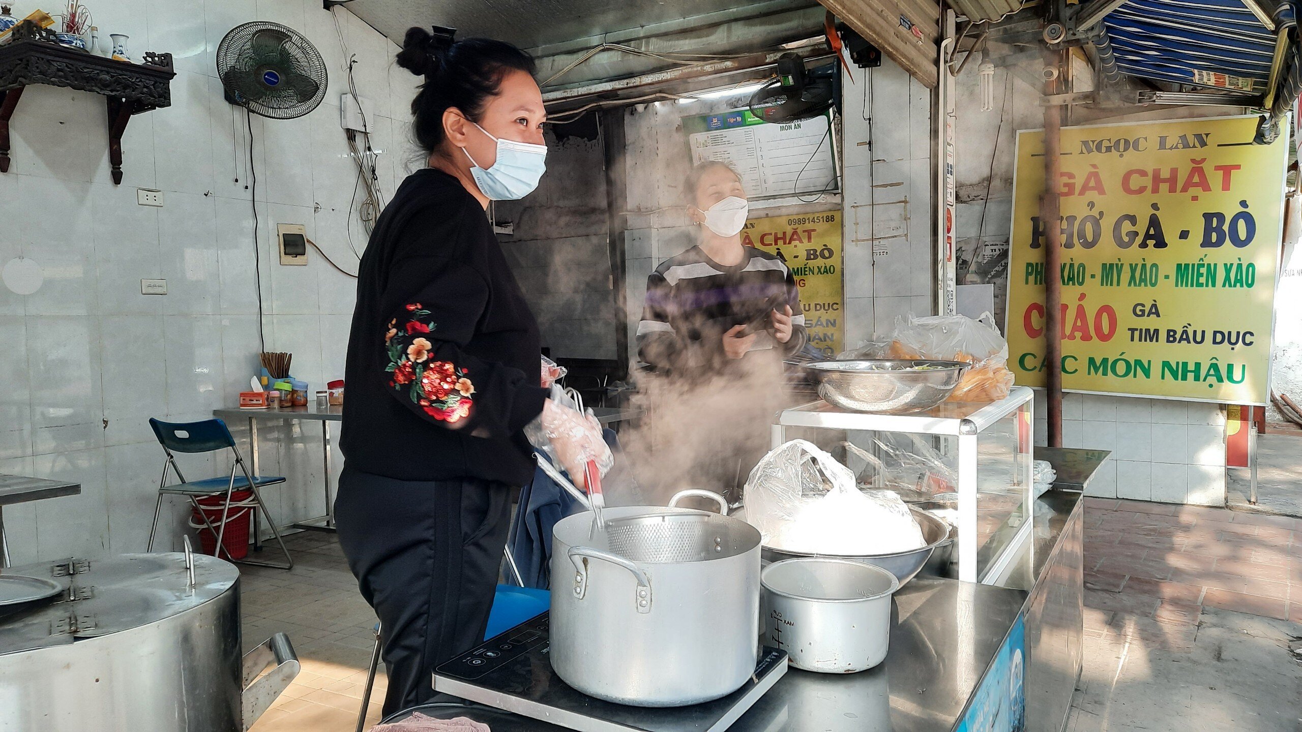 Chị N.T.M. - chủ quán bún trên phố Thái Thịnh cho biết, do không được ăn tại chỗ nên lượng khách sáng nay giảm nhiều so với sáng hôm qua (13/12).