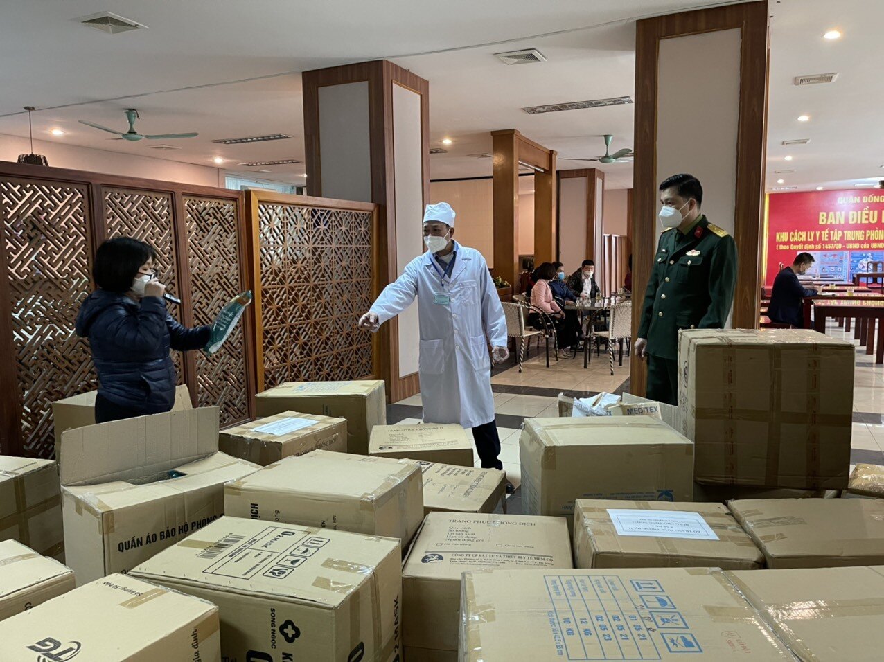 Nhiêu trang thiết bị y tế đã được vận chuyển tới đây để lắp đặt nhằm phục vụ công tác điều trị các bệnh nhân nhiễm Covid-19.
