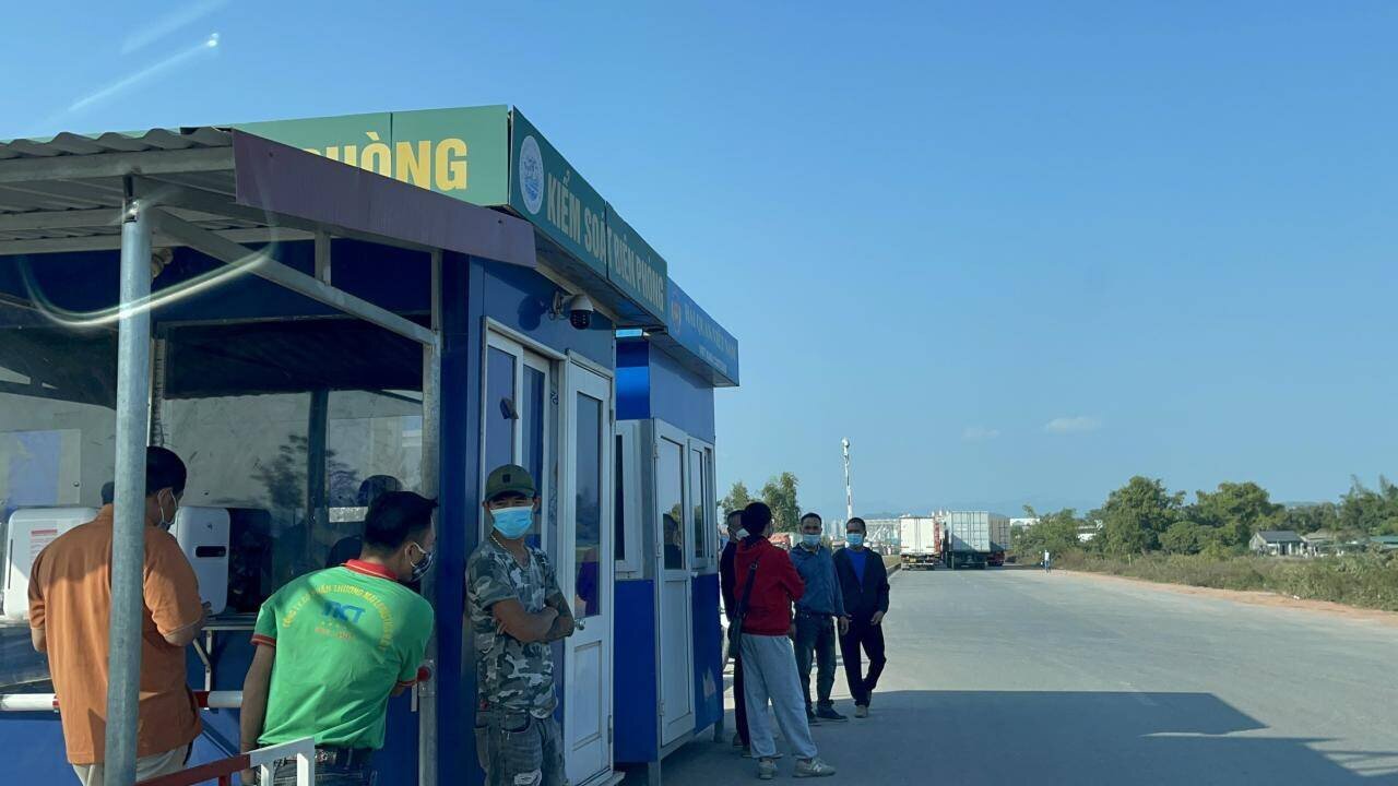 Các tài xế container "đứng ngồi không yên" khi mắc kẹt  tại cửa khẩu Móng Cái (Quảng Ninh) cả tuần nay, làm cho chi phí lưu bãi, bảo quản tăng lên nhiều.