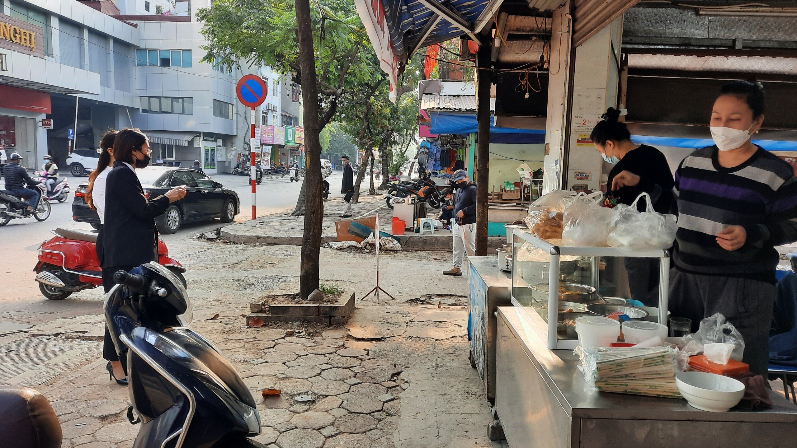 "Lượng khách chỉ bằng 1/3 ngày chưa có lệnh cấm bán cho khách ăn tại chỗ. Nhiều người ngại mang về, khi đến cửa hàng định vào ăn nhưng khi không được ăn tại chỗ họ lại không ăn nữa", chị M. cho biết.
