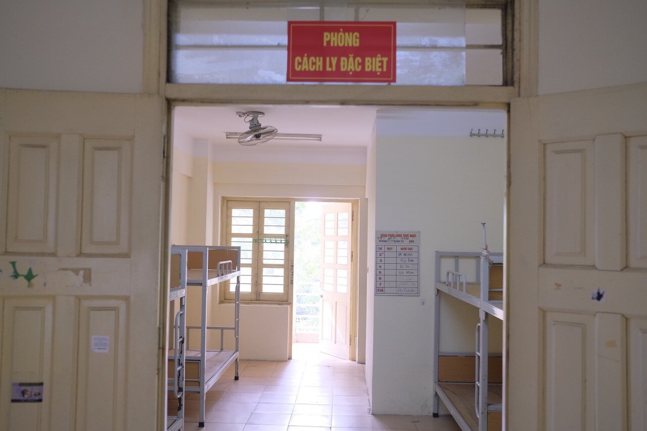 Phòng cách ly đặc biệt dành cho các bệnh nhân mắc Covid-19 được bố trí ở nơi thoáng mát.